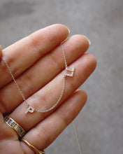 Cargar imagen en el visor de la galería, Collar Mini Letra Diamantes