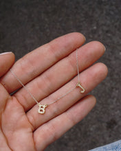 Cargar imagen en el visor de la galería, Collar Mini Letra Diamantes