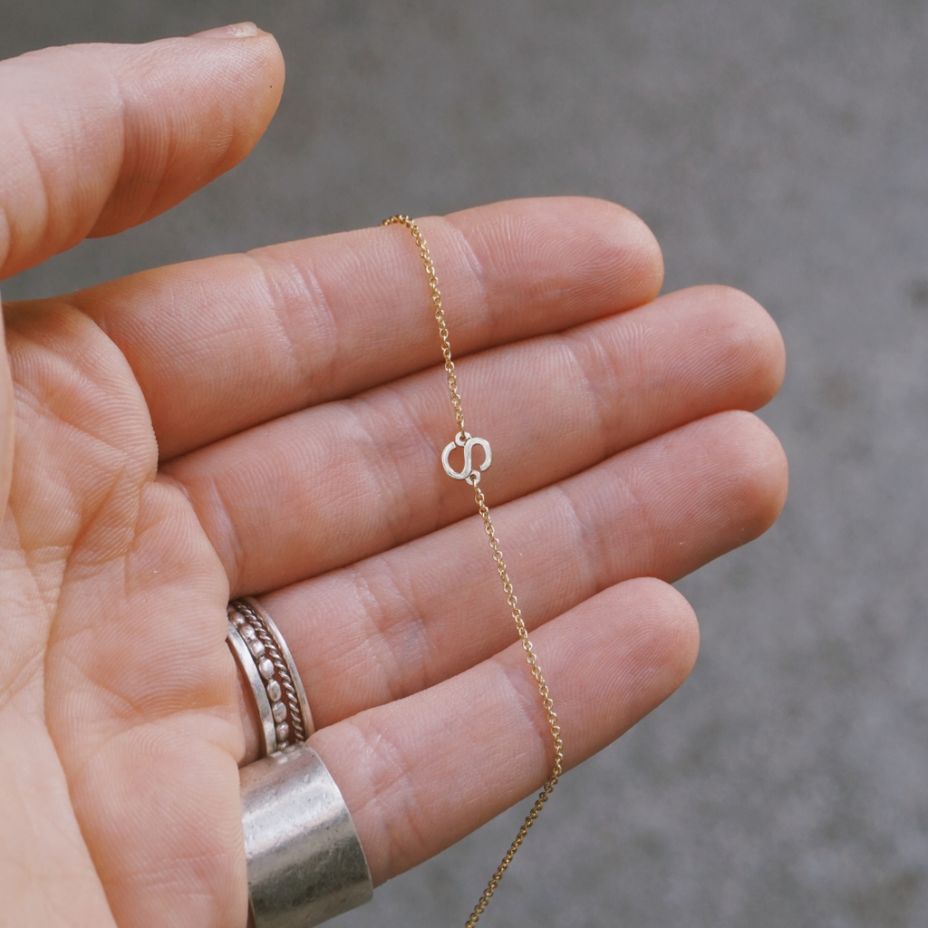 Mini Letra Pulsera Oro Aina Barcelona