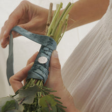 Cargar imagen en el visor de la galería, Medalla ramo de novia