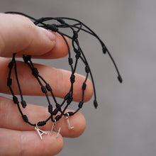 Télécharger l&#39;image dans la visionneuse de galerie, Bracelet argenté avec mini nœuds et lettres