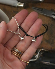 Cargar imagen en el visor de la galería, Polos Opuestos (Collar o Pulsera)