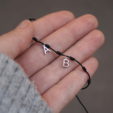 Télécharger l&#39;image dans la visionneuse de galerie, Bracelet argenté avec mini nœuds et lettres