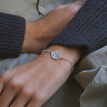Cargar imagen en el visor de la galería, Pulsera Terra Pequeña Blanca Cadena