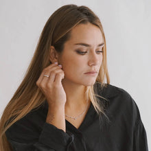 Cargar imagen en el visor de la galería, Collar Mini Letra Bolitas Plata