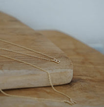 Cargar imagen en el visor de la galería, Collar Mini Letra Oro